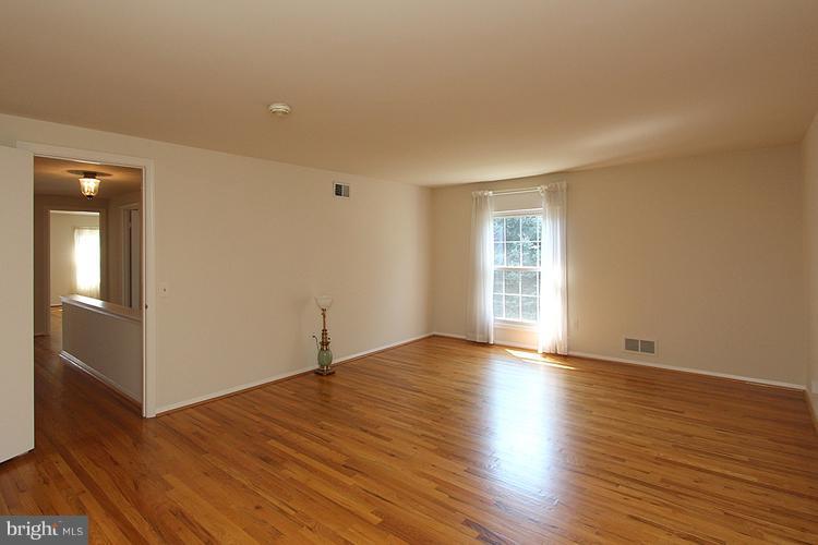 8805 Bells Mill Road Potomac, MD 20854 - Photo 16 of 30 Bedroom (Master)