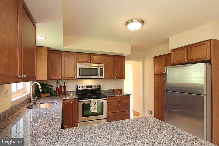 8805 Bells Mill Road Potomac, MD 20854 - Photo 18 of 30 Kitchen