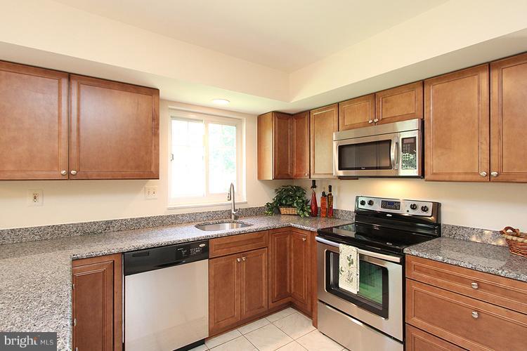 8805 Bells Mill Road Potomac, MD 20854 - Photo 19 of 30 Kitchen