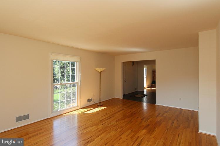 8805 Bells Mill Road Potomac, MD 20854 - Photo 20 of 30 Living Room