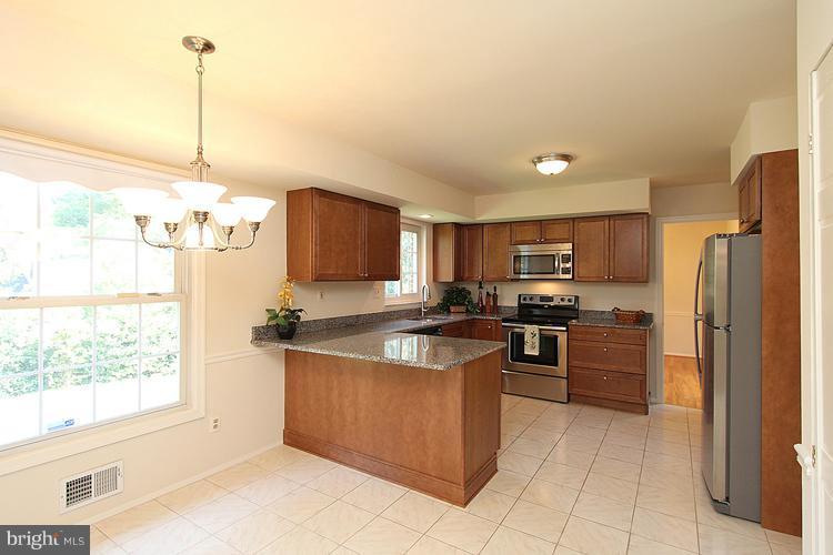 8805 Bells Mill Road Potomac, MD 20854 - Photo 21 of 30 Kitchen