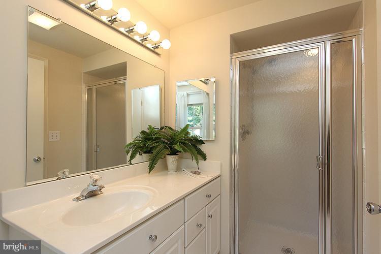8805 Bells Mill Road Potomac, MD 20854 - Photo 24 of 30 Bath (Master)