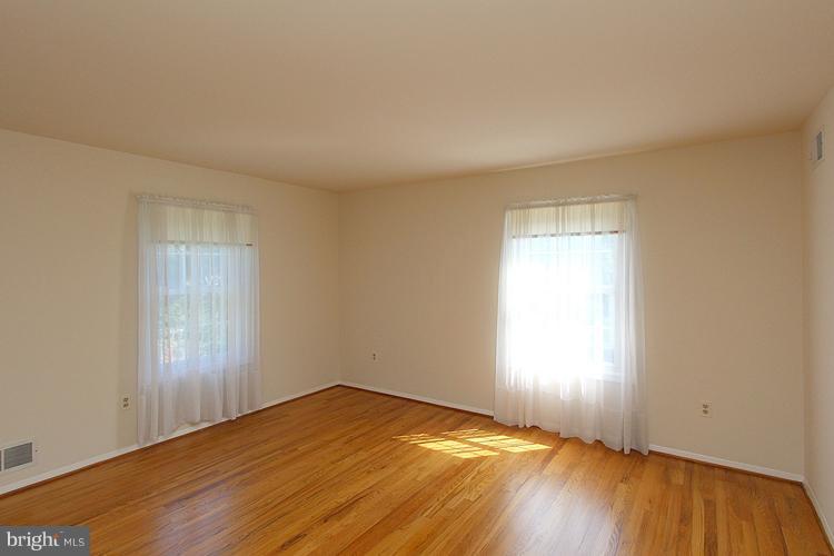 8805 Bells Mill Road Potomac, MD 20854 - Photo 29 of 30 Bedroom