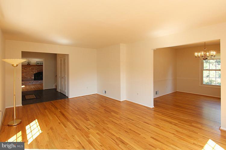 8805 Bells Mill Road Potomac, MD 20854 - Photo 4 of 30 Living Room