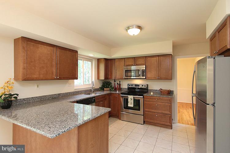 8805 Bells Mill Road Potomac, MD 20854 - Photo 7 of 30 Kitchen