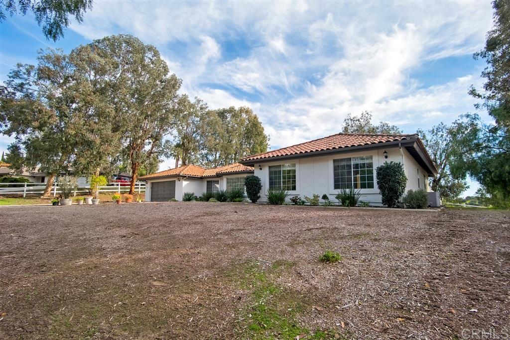 1054 Capra Way Fallbrook, CA 92028 - Photo 2 of 25