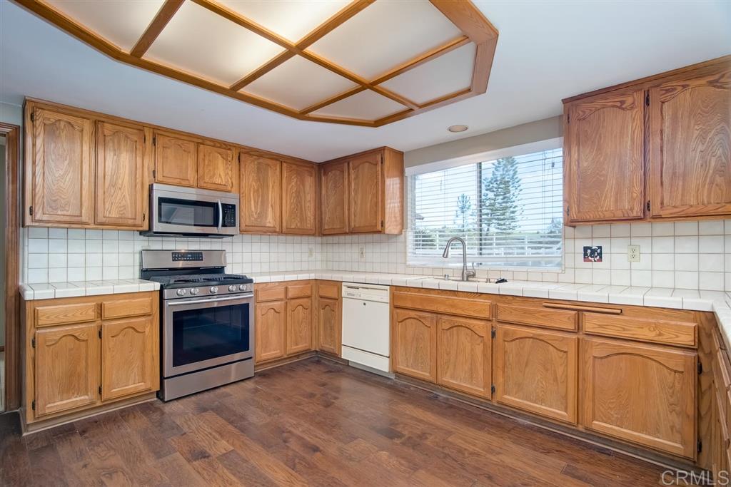 1054 Capra Way Fallbrook, CA 92028 - Photo 7 of 25 Brand new microwave and newer gas stove!