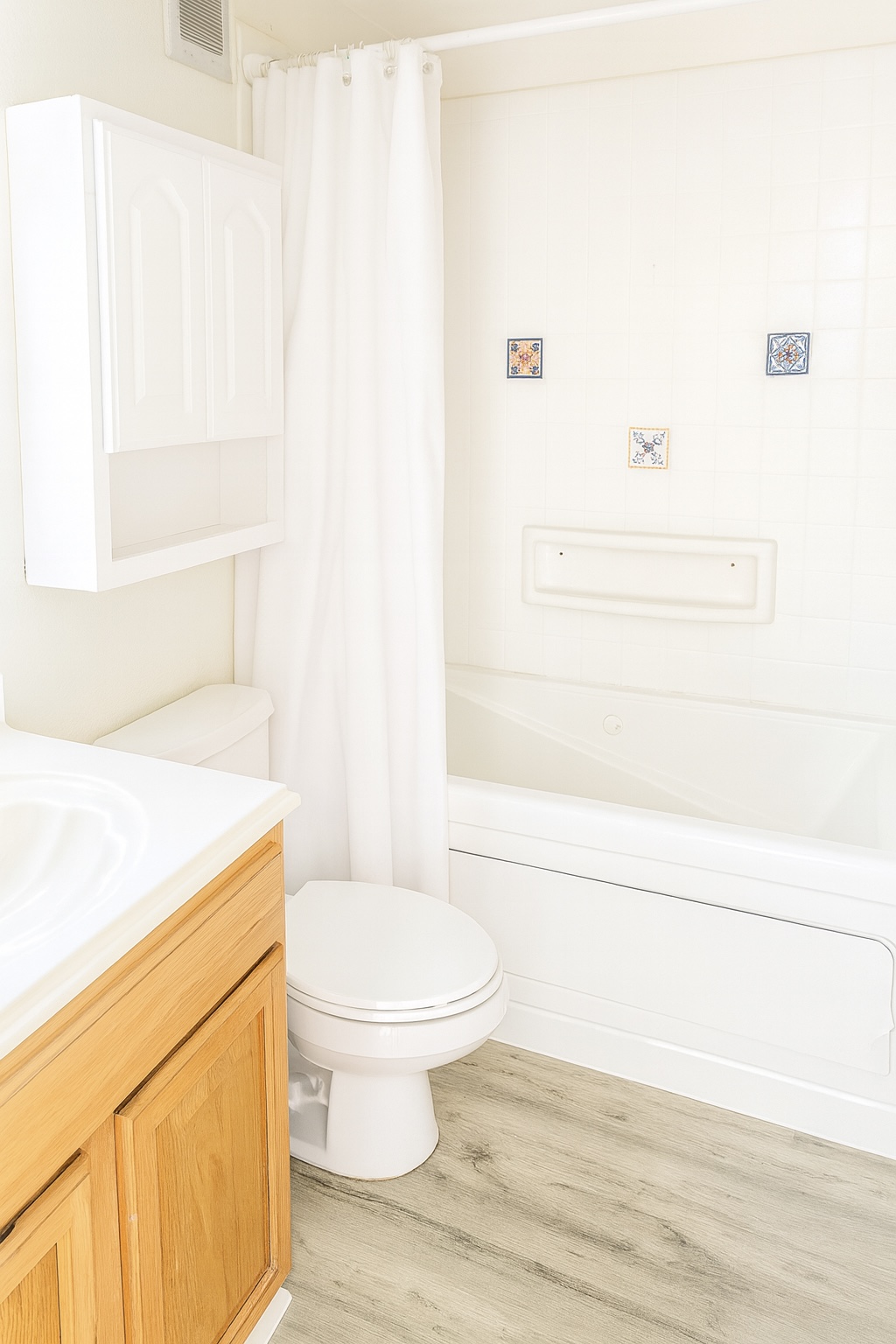 4461 Kamoa Road, Unit D12 Kapaa, HI 96746 - Photo 8 of 13 a bathroom with a toilet a sink and a bathtub