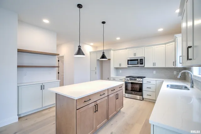 $495,000 | 10520 North Trail View Drive, Dunlap, IL 61525