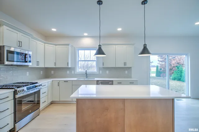 $495,000 | 10520 North Trail View Drive, Dunlap, IL 61525