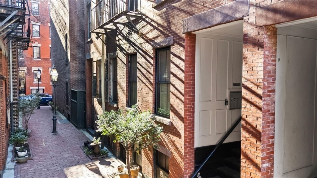 6 Goodwin Place, Unit 4 Boston, MA 02114 - Photo 4 of 24