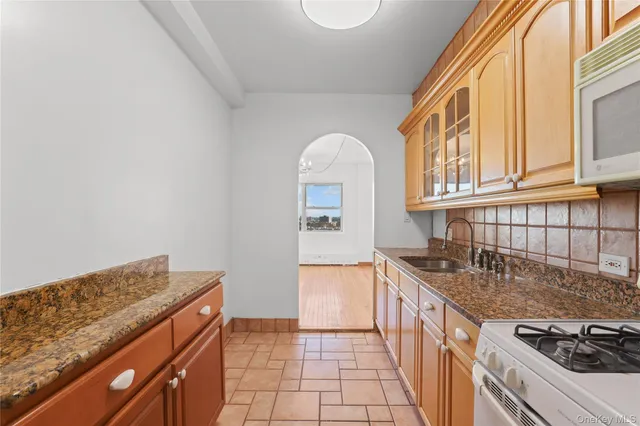 $235,000 | 8 Fordham Hill Ovl, Unit 16B | University Heights