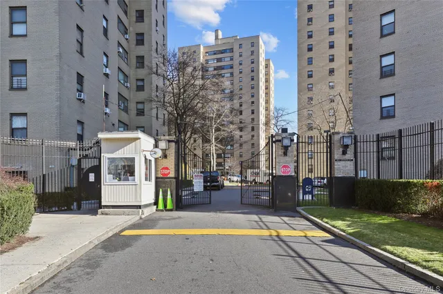 $235,000 | 8 Fordham Hill Ovl, Unit 16B | University Heights