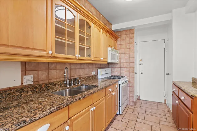 $235,000 | 8 Fordham Hill Ovl, Unit 16B | University Heights