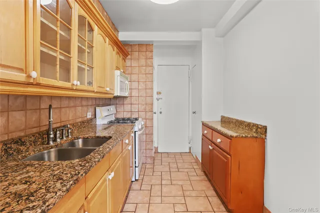 $235,000 | 8 Fordham Hill Ovl, Unit 16B | University Heights