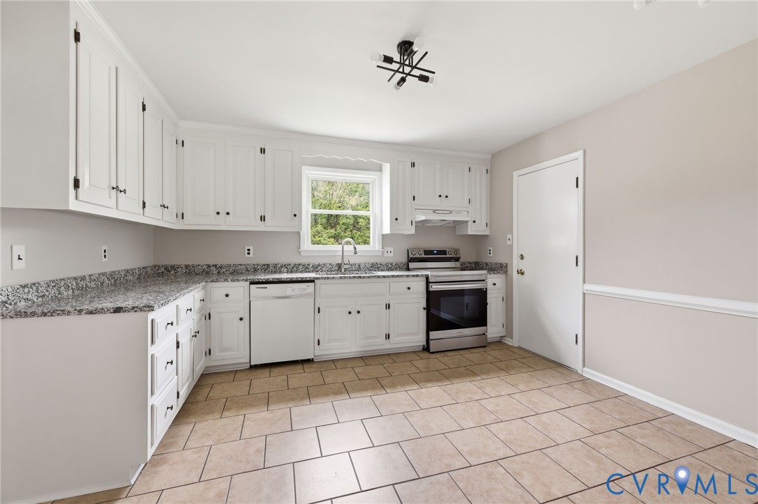 4548 Ridgecrest Lane Colonial Heights, VA 23834 - Photo 11 of 34 Kitchen with access to the garage