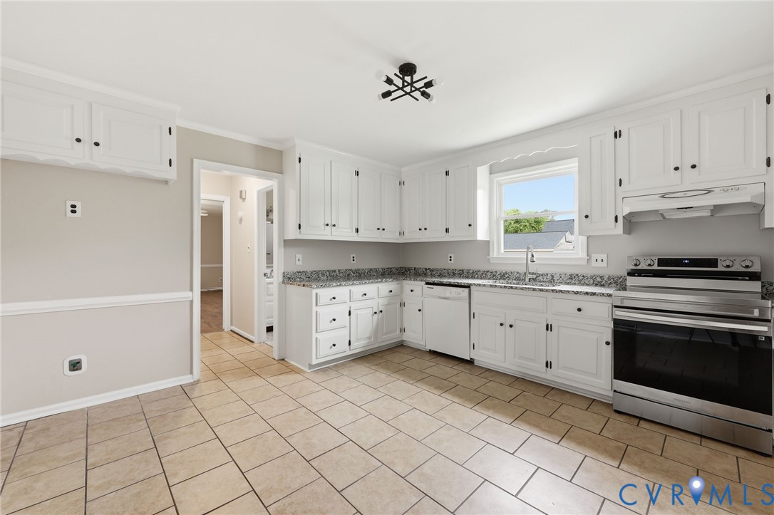 4548 Ridgecrest Lane Colonial Heights, VA 23834 - Photo 12 of 34 Lots of space for kitchen table