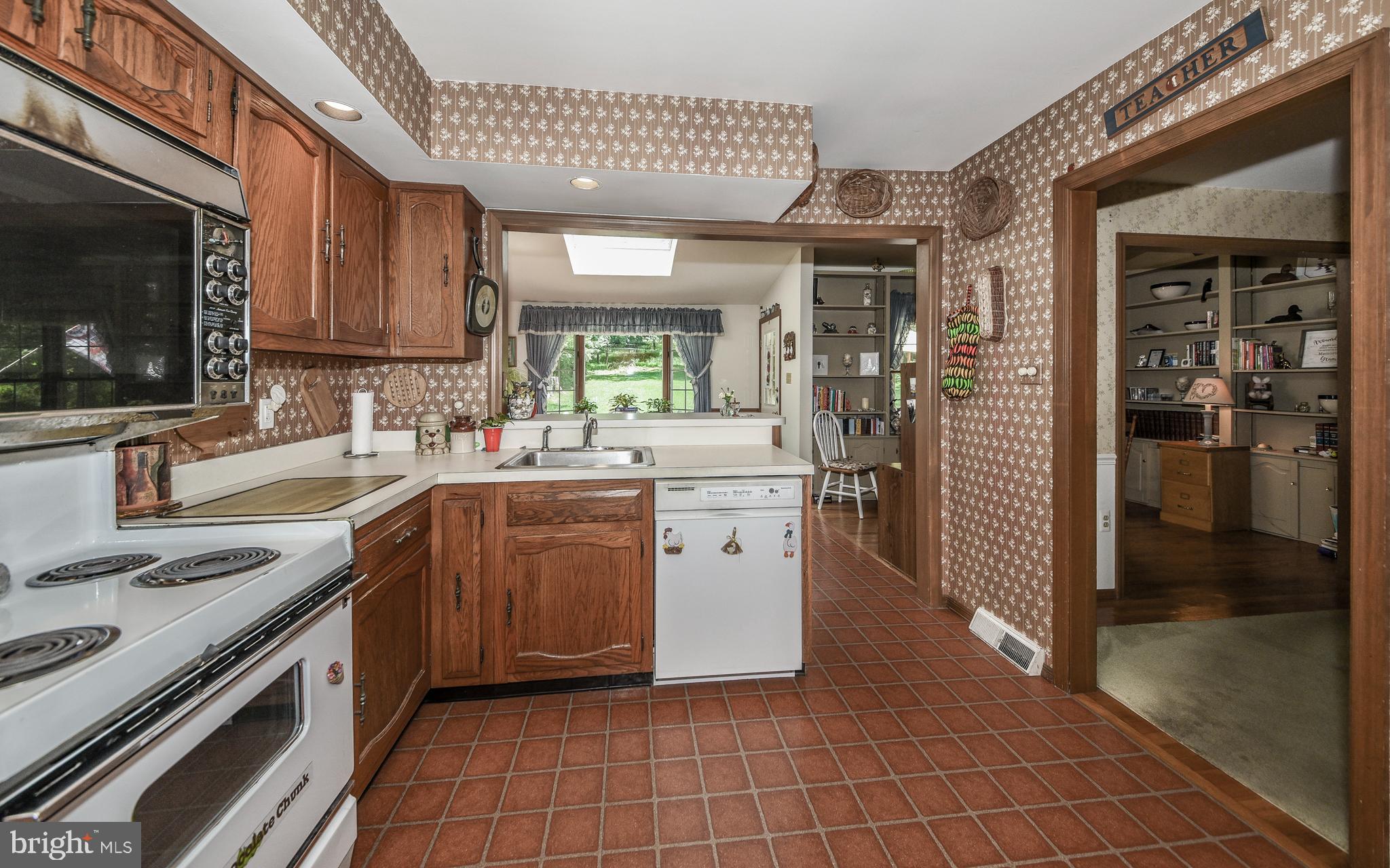 104 Jacobs Creek Road Ewing, NJ 08628 - Photo 4 of 34 Gallery Image 4