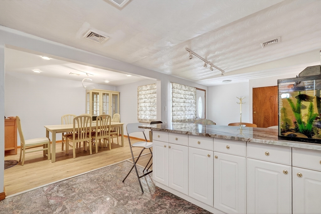 20 Temi Road Framingham, MA 01701 - Photo 3 of 20