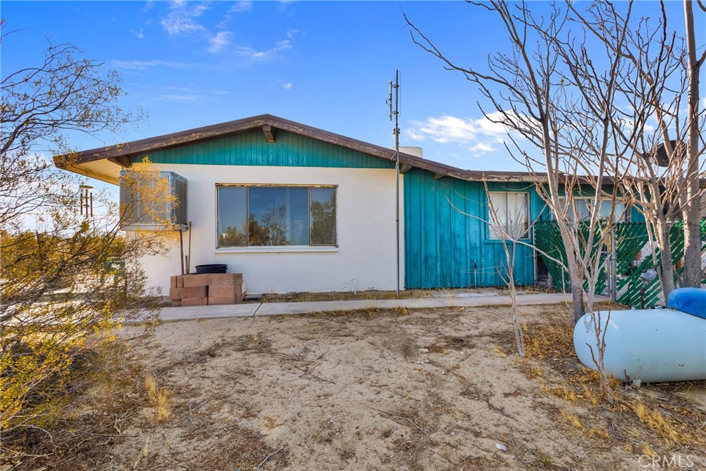 9482 Palomar Trail Lucerne Valley, CA 92356 - Photo 28 of 45 a view of a house with backyard and sitting area