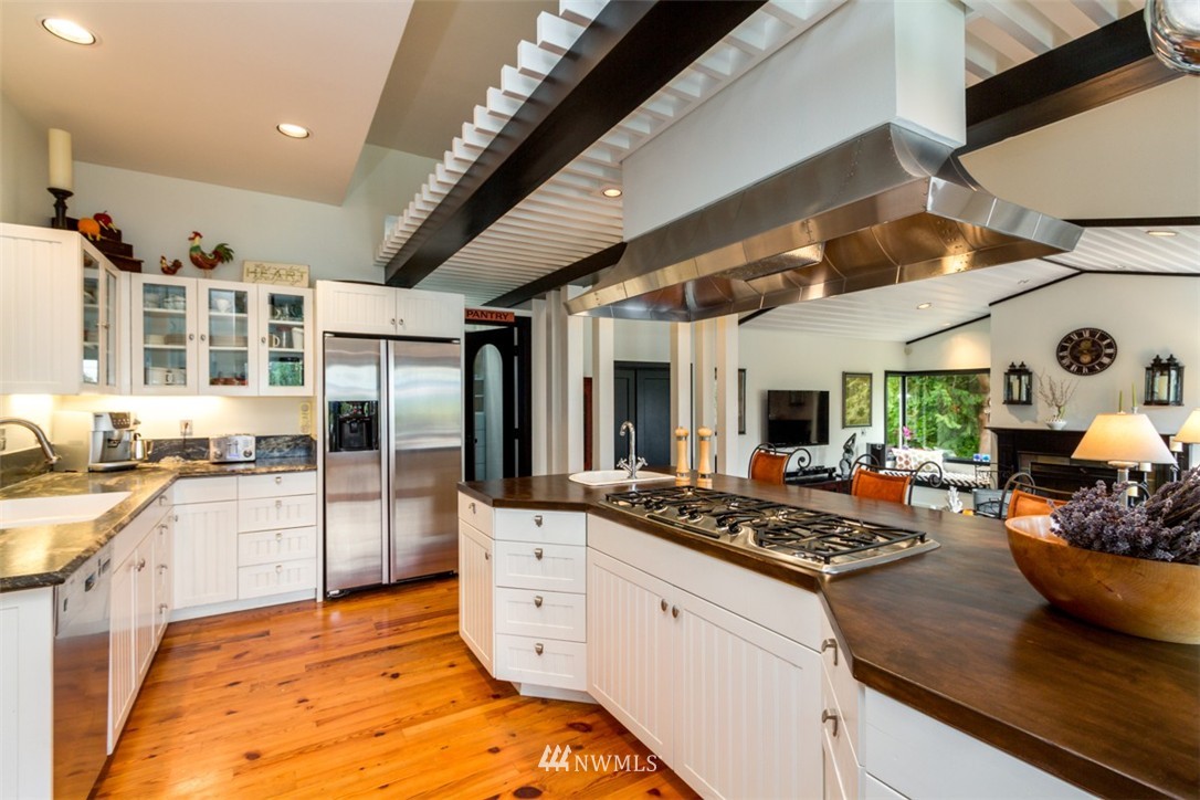 7396 Springridge Road Northeast Bainbridge Island, WA 98110 - Photo 9 of 25 Gallery Image 9