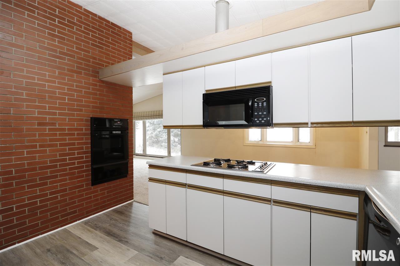4626 East Lyndale Road Peoria, IL 61614 - Photo 12 of 36 Gallery Image 12