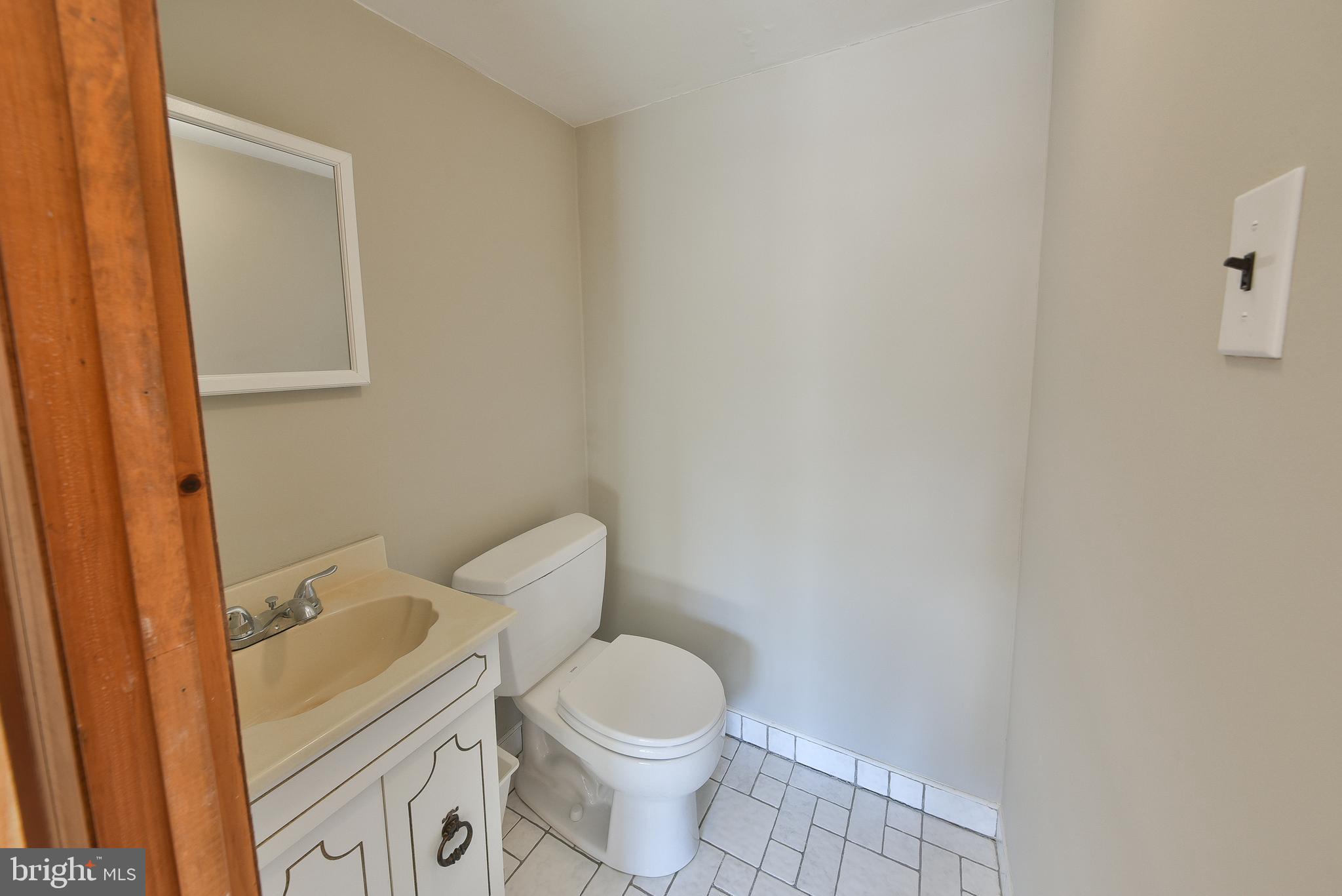 103 Dewey Road Cheltenham, PA 19012 - Photo 18 of 27 1st Floor Powder room