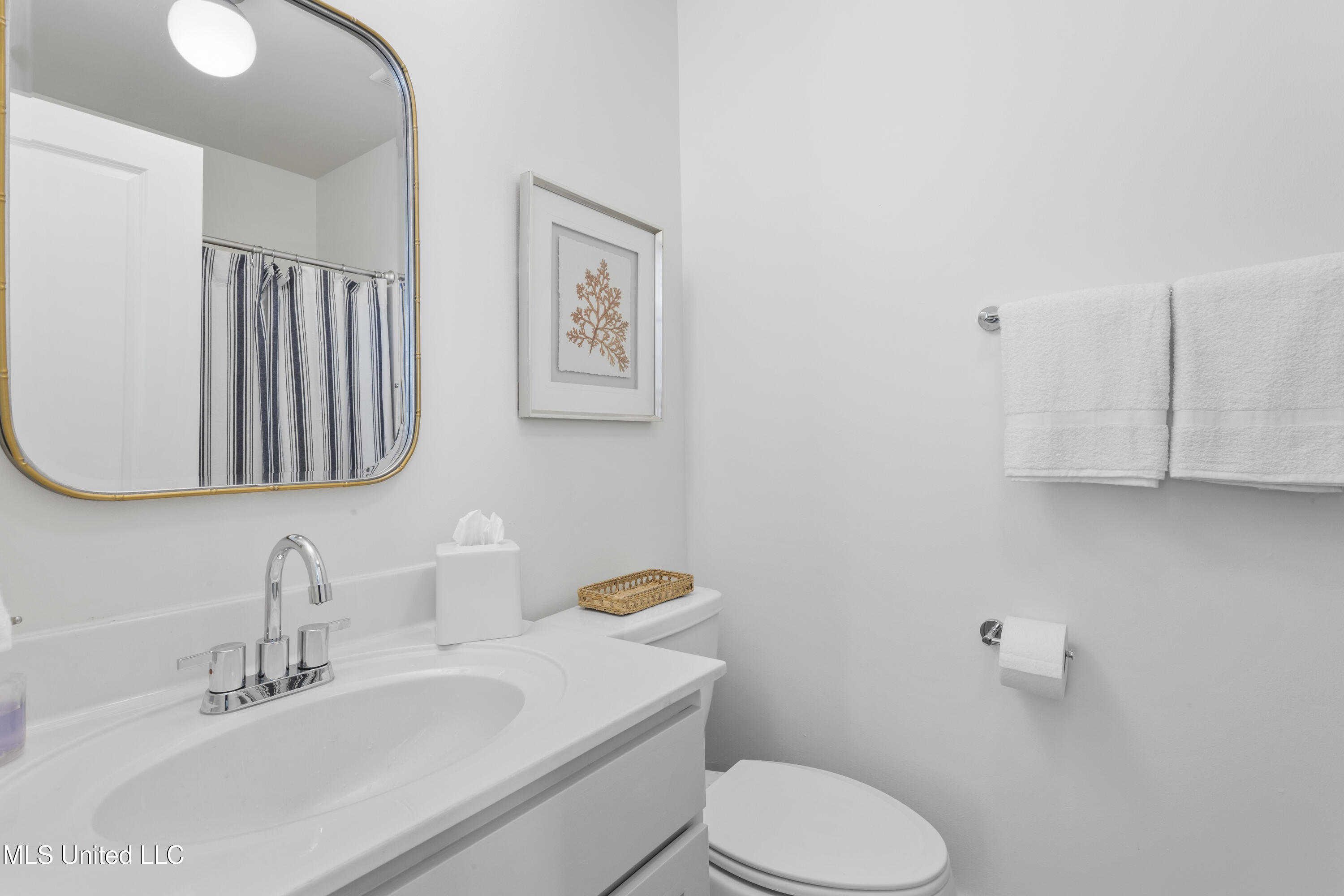 2207 Government Street, Unit 29 Ocean Springs, MS 39564 - Photo 16 of 27 Bathroom Storage