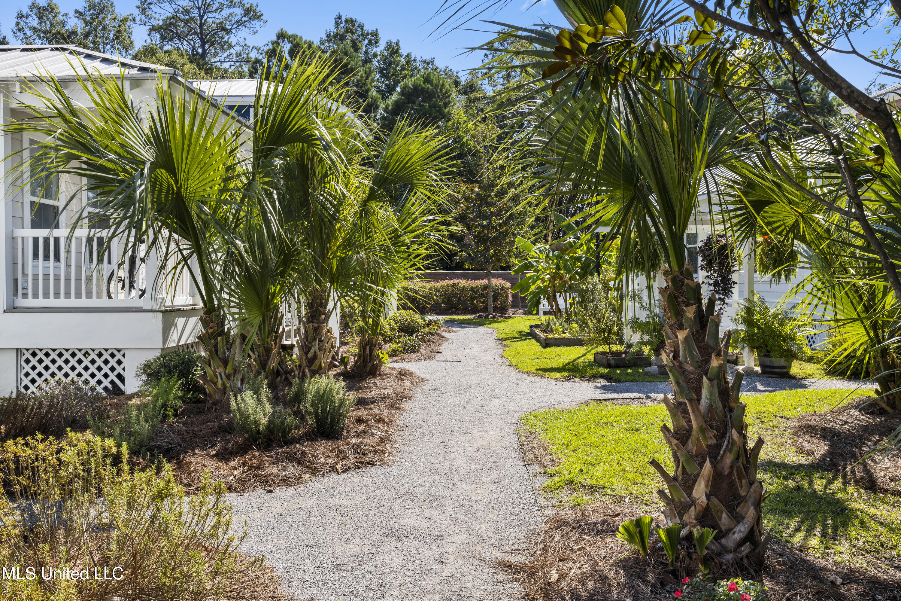 2207 Government Street, Unit 29 Ocean Springs, MS 39564 - Photo 20 of 27 Landscaping