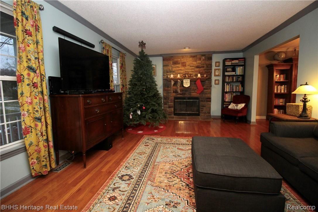 2403 North Latson Road Howell, MI 48855 - Photo 9 of 31 Livingroom
