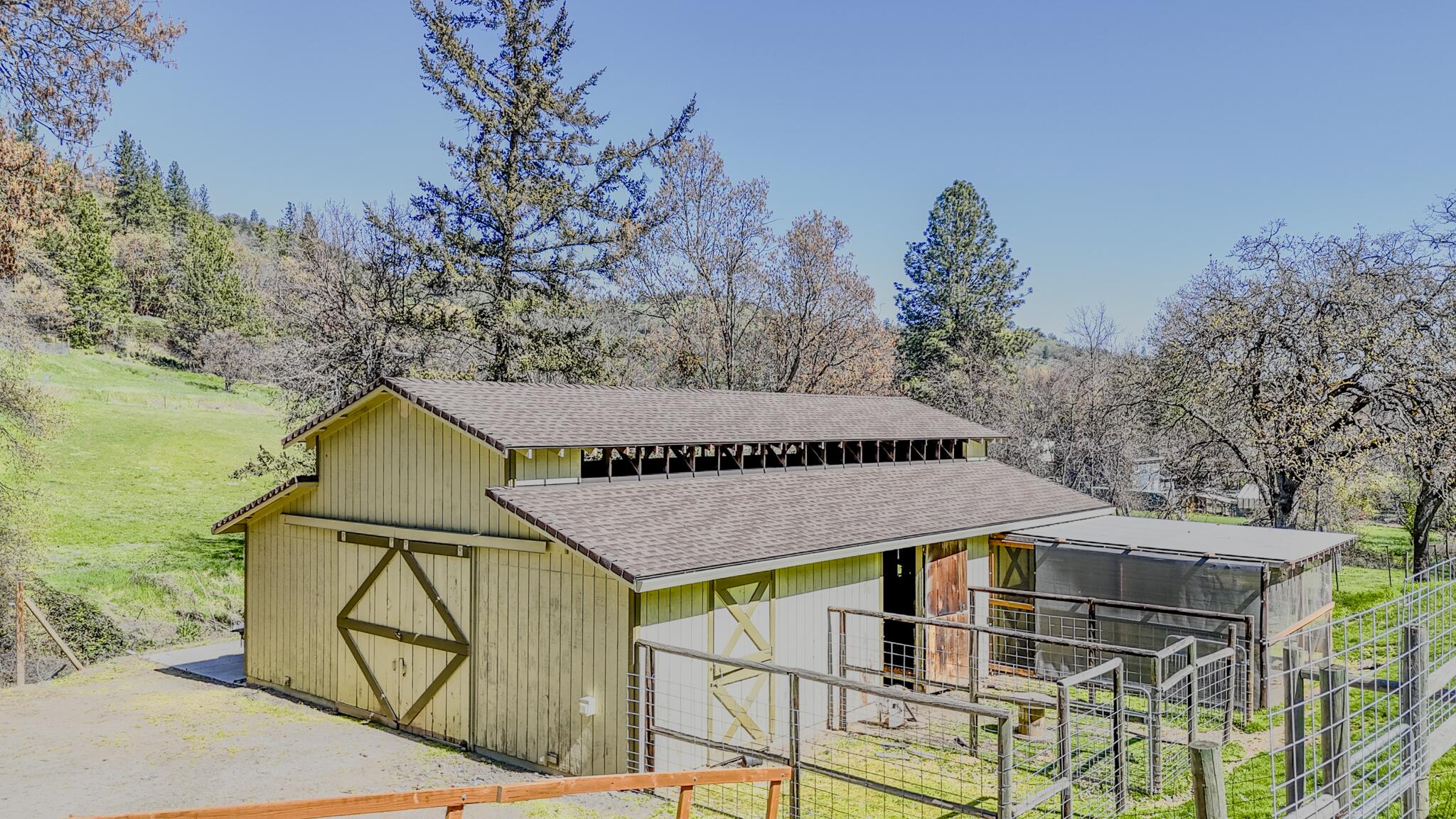 4131 West Griffin Creek Road Medford, OR 97501 - Photo 33 of 41 DJI_20260328033941_0703_D-HDR