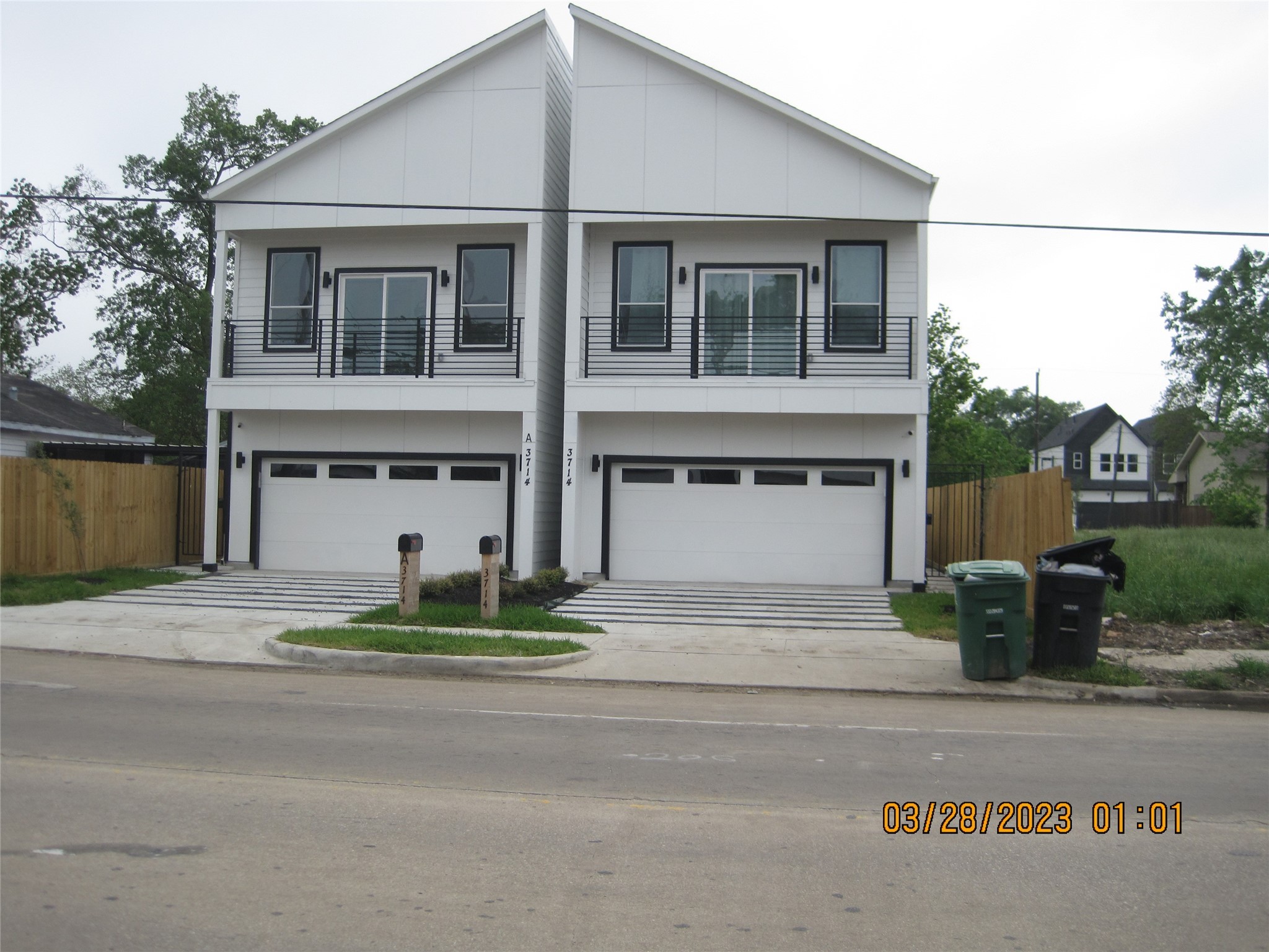 0 Mainer Houston, TX 77021 - Photo 8 of 9 a front view of a house with a garden