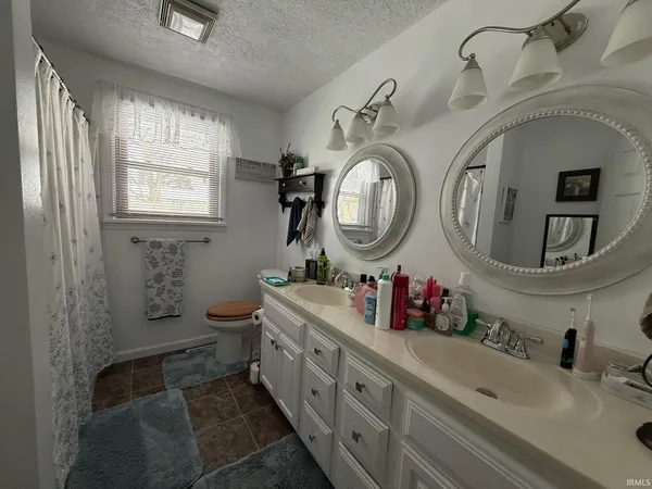 $259,000 | 8000 South Hickory Lane, Daleville, IN 47334