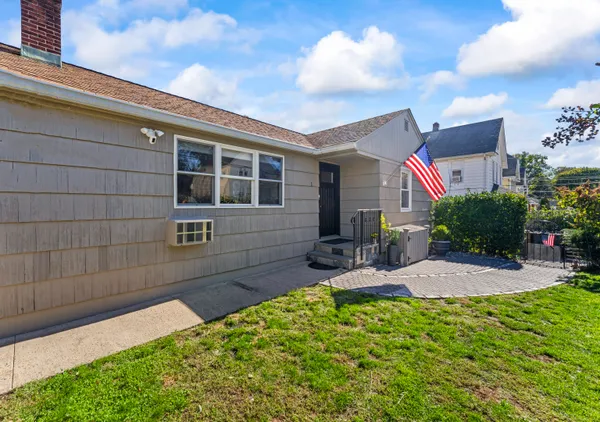 $3,650 | 88 Dean Street, Unit 1, Stamford, CT 06902