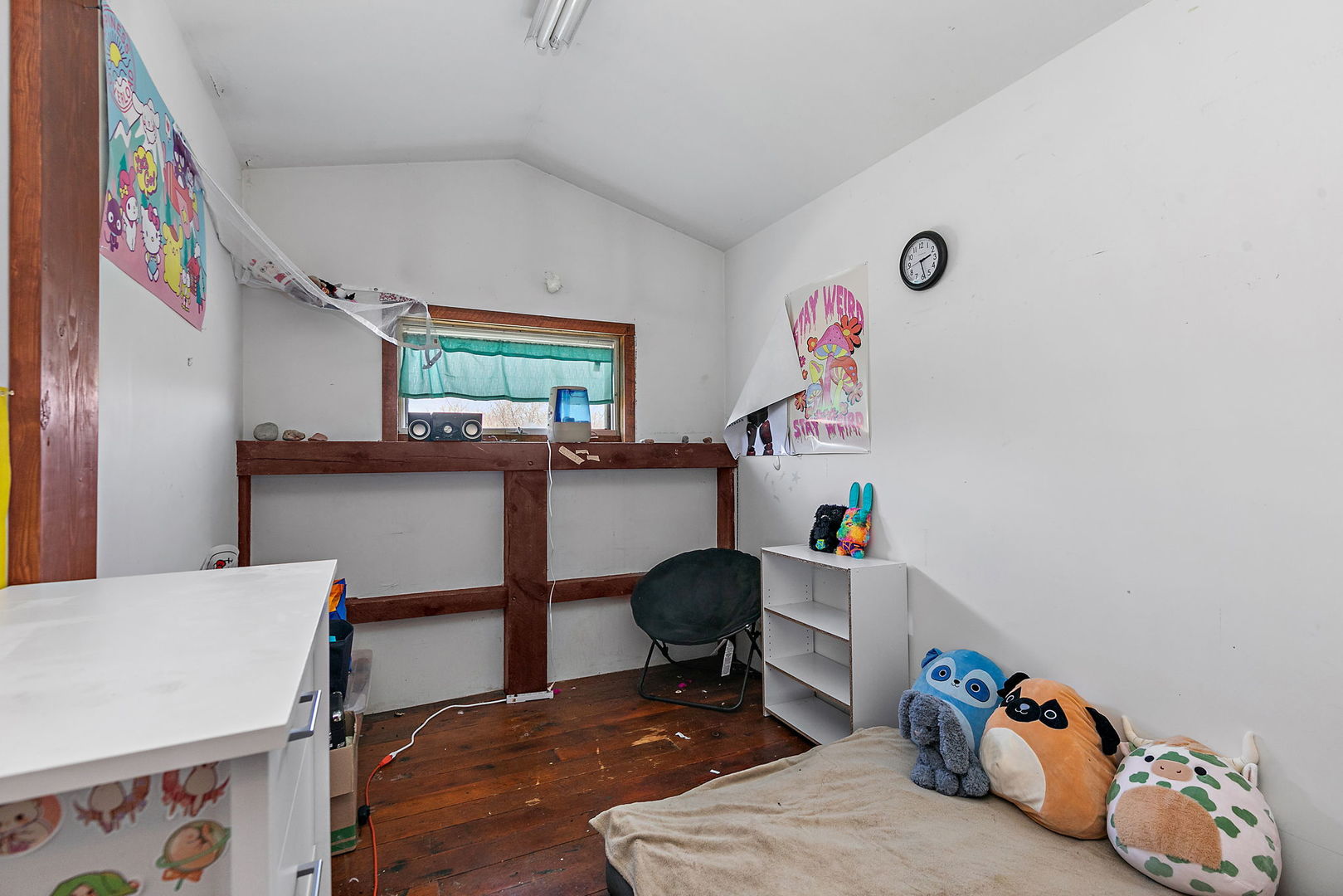 9602 Wright Road Harvard, IL 60033 - Photo 10 of 26 a room with furniture a rug and a window