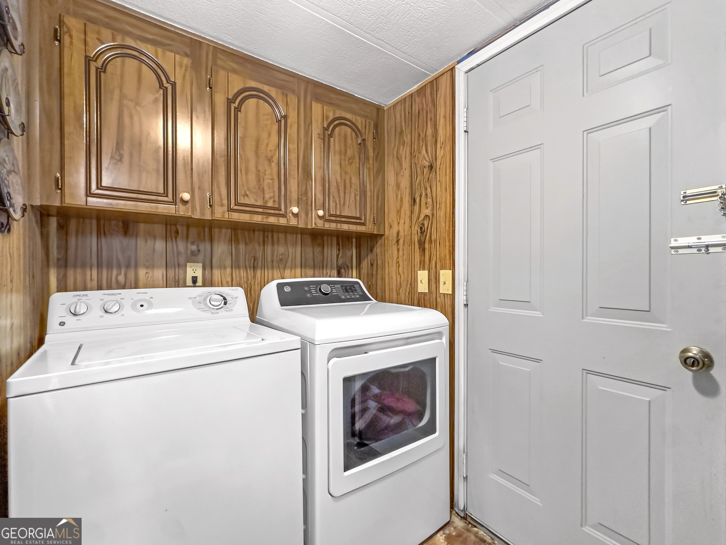 451 Weldon Lake Road Milner, GA 30257 - Photo 21 of 39 a utility room with dryer and washer