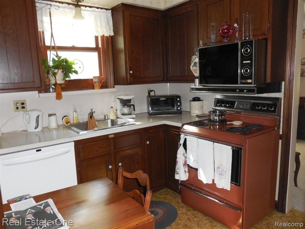 124 Mapleton Road Grosse Pointe, MI 48236 - Photo 9 of 13 KITCHEN-