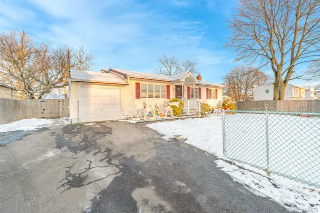 $589,000 | 1175 Little E Neck Road, West Babylon, NY 11704