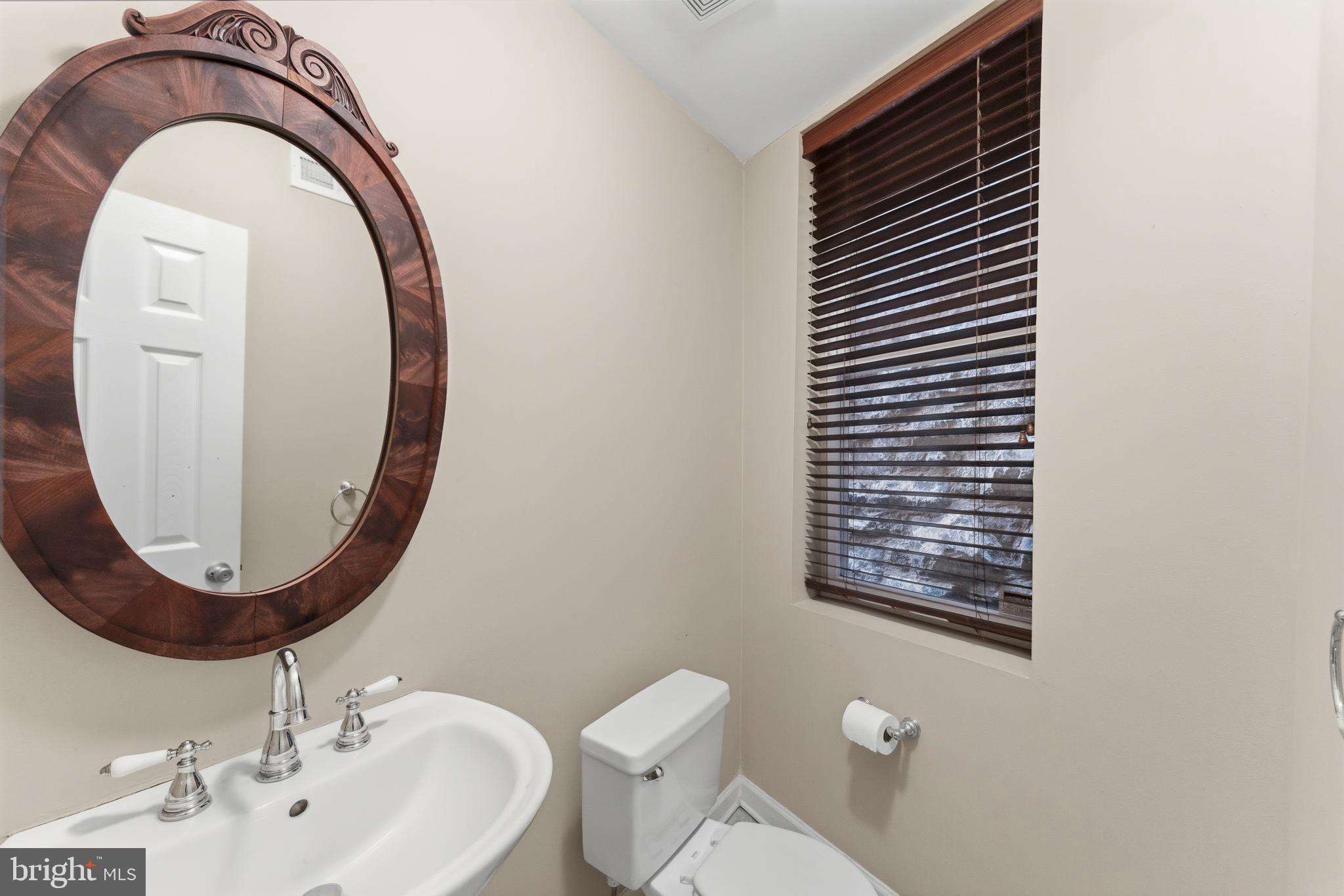 11 R Street Northwest, Unit 1 Washington, DC 20001 - Photo 12 of 32 Guest Restroom