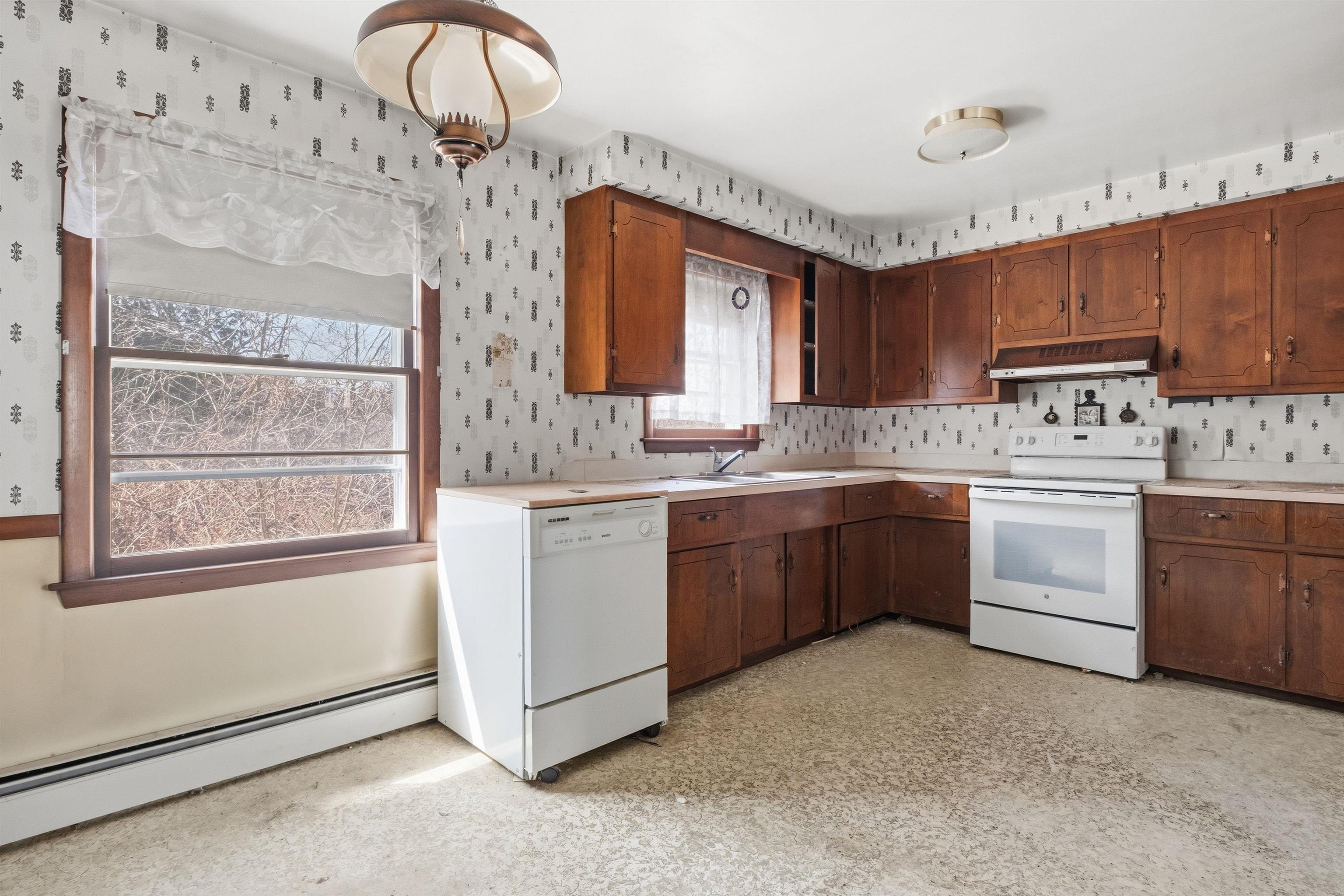 11 Thompson Avenue Hooksett, NH 03106 - Photo 6 of 38