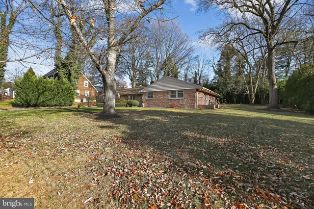 a view of house with backyard