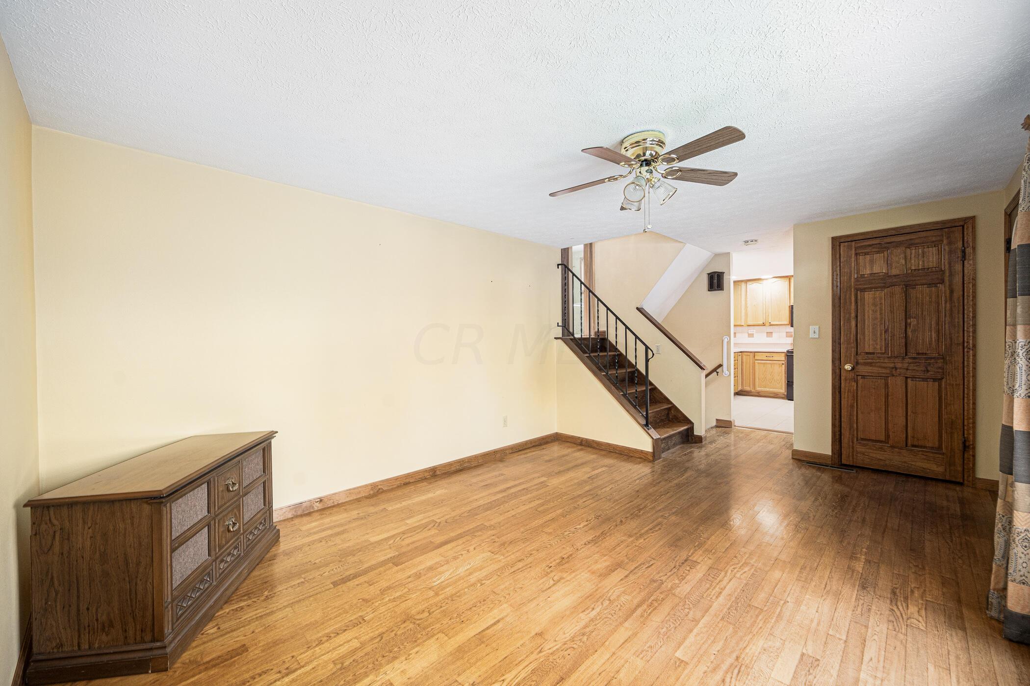 3872 Lynward Road Columbus, OH 43228 - Photo 7 of 47 Living Room