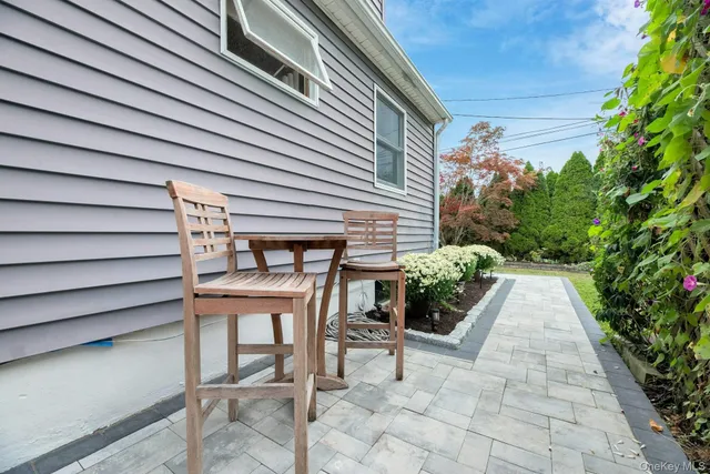a view of entryway with outdoor
