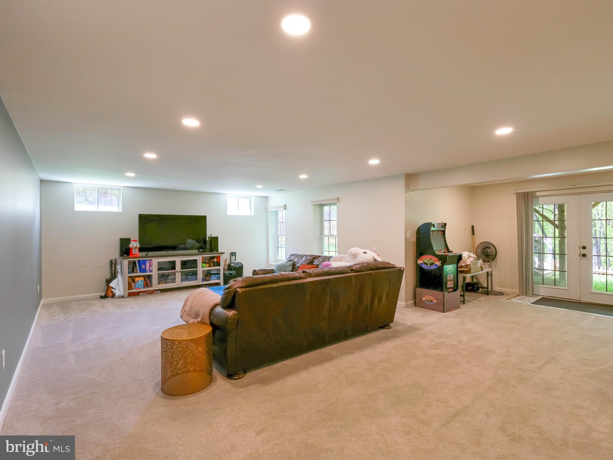 18500 Gingerbread Lane Gaithersburg, MD 20877 - Photo 40 of 56 a living room with furniture and a flat screen tv