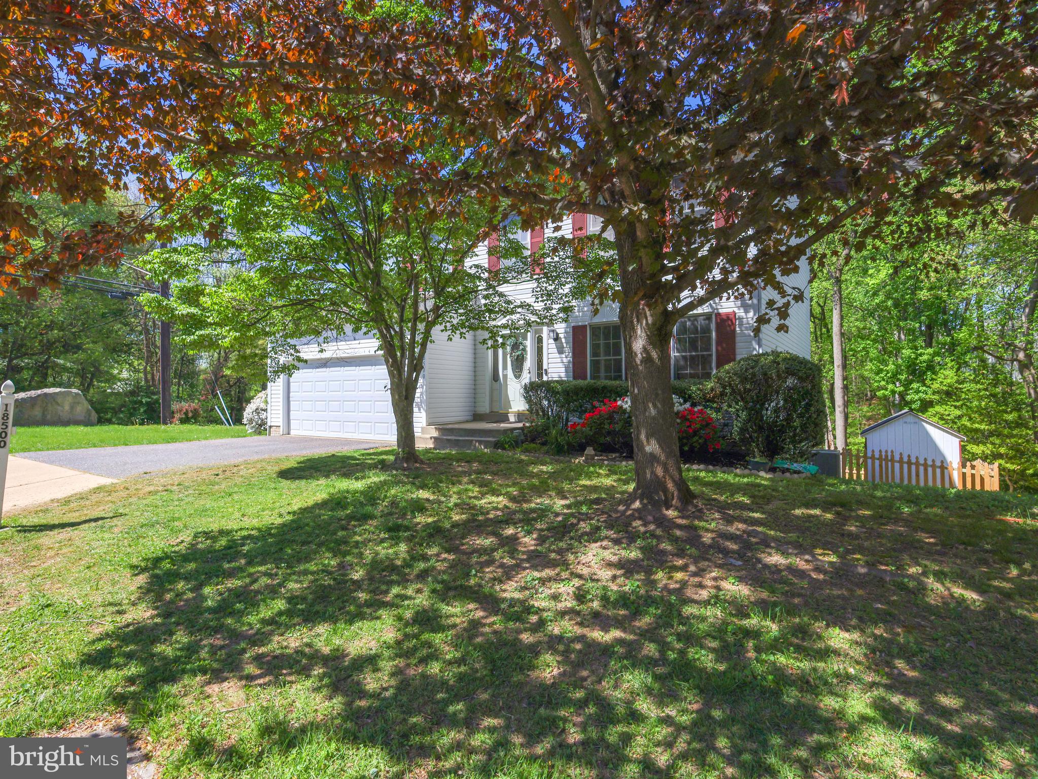 18500 Gingerbread Lane Gaithersburg, MD 20877 - Photo 6 of 56 a backyard of a house with lots of green space