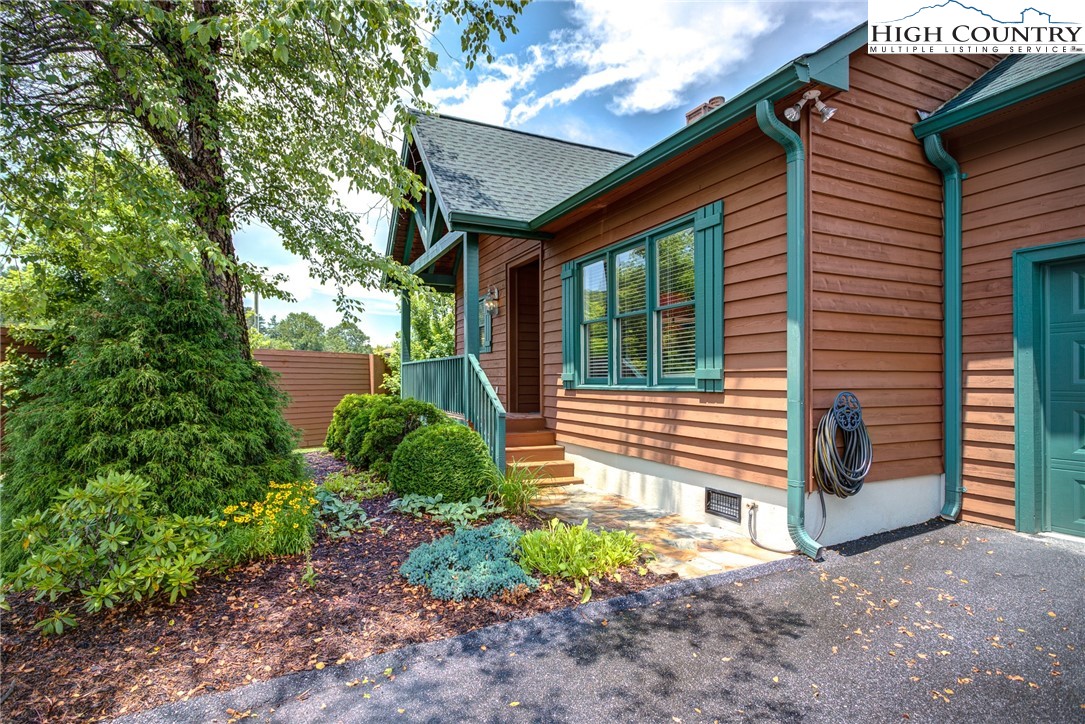 101 Clary Court, Unit 101 Blowing Rock, NC 28605 - Photo 5 of 39