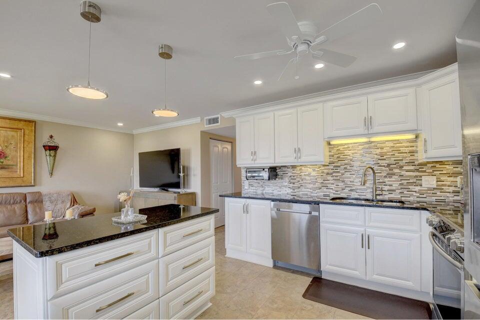 4028 Newcastle B, Unit 4028 Boca Raton, FL 33434 - Photo 21 of 40 Kitchen 4
