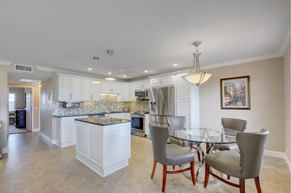 4028 Newcastle B, Unit 4028 Boca Raton, FL 33434 - Photo 24 of 40 Kitchen and Dining Room