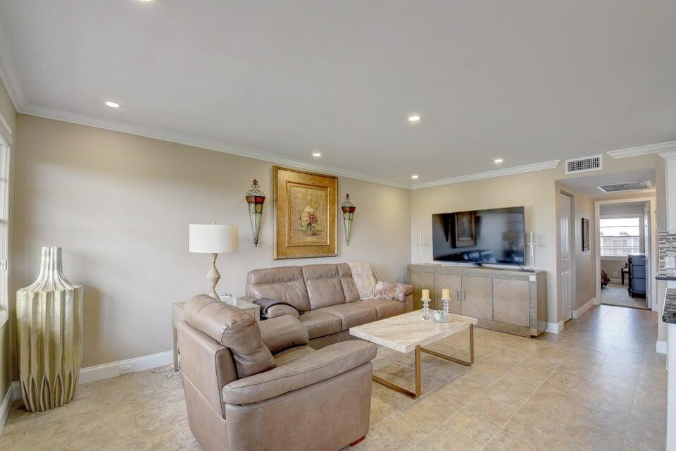 4028 Newcastle B, Unit 4028 Boca Raton, FL 33434 - Photo 26 of 40 Living Room 2