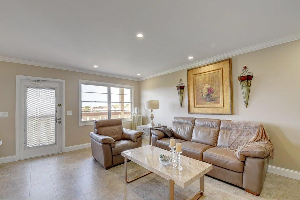 4028 Newcastle B, Unit 4028 Boca Raton, FL 33434 - Photo 27 of 40 Living Room
